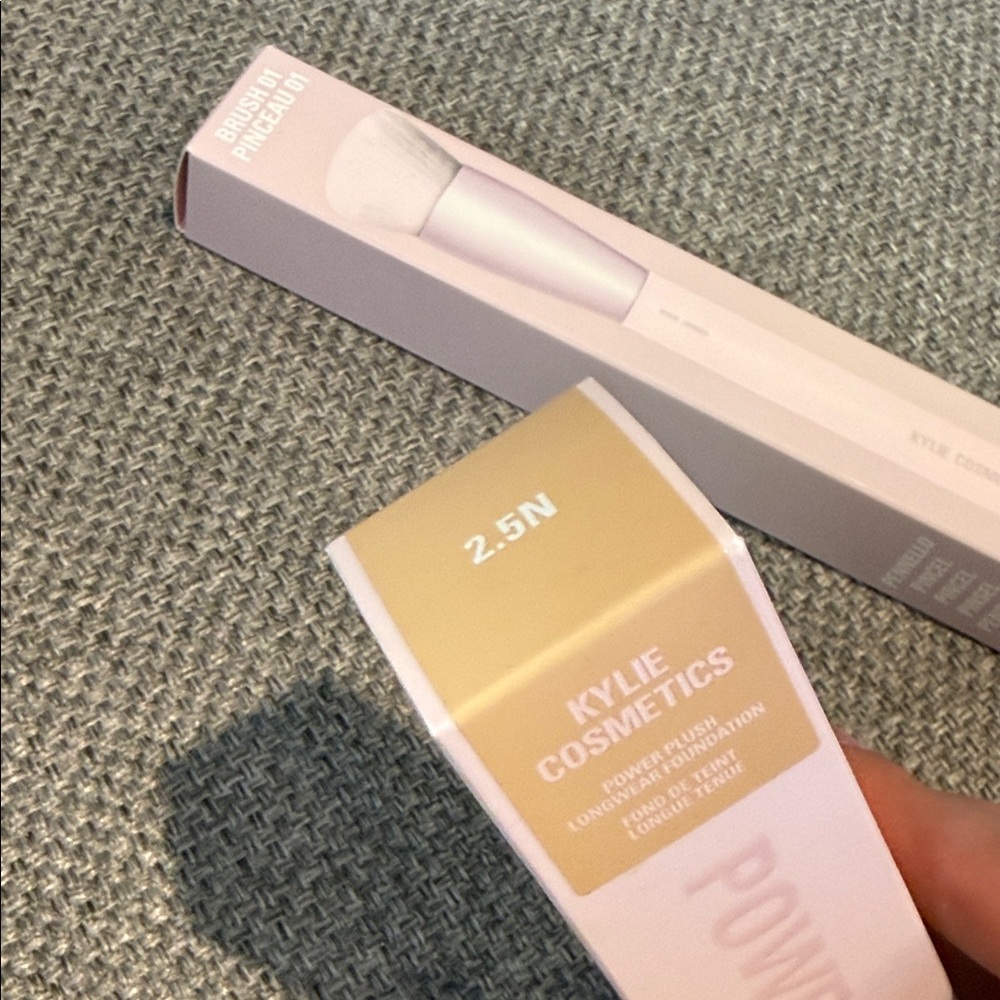 Kylie Cosmetics Power Plush Foundation + Brush 01